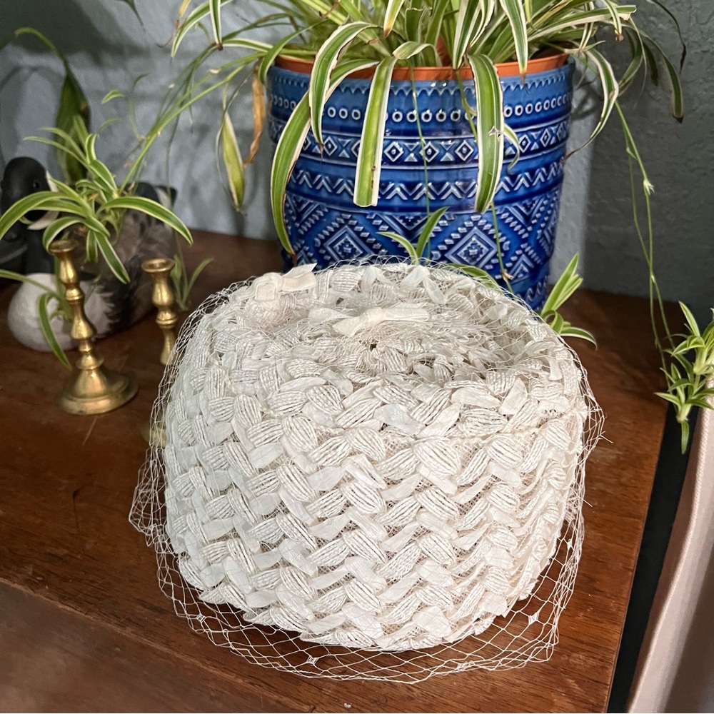 Vintage 1950s May D&F White Rafia Pillbox Hat with netting